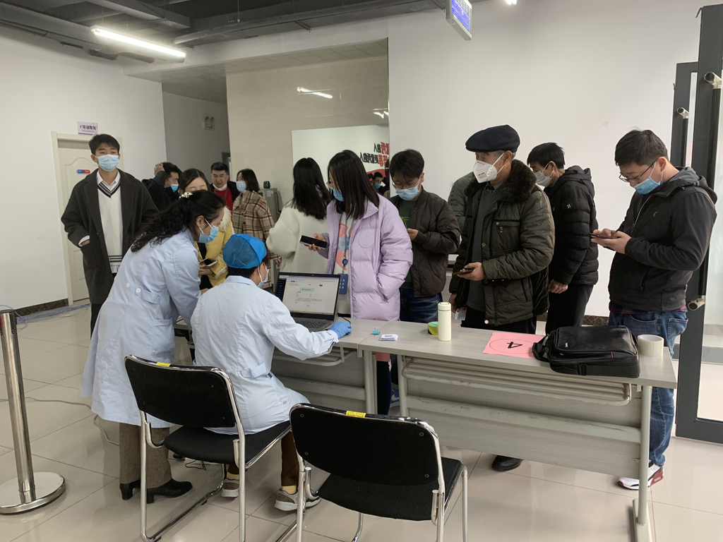 太阳成微电组织开展疫苗加强针的接种工作